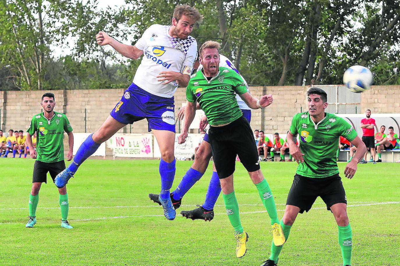 El capitán del Palencia Cristo, Abel Pascual, intenta rematar de cabeza en el amistoso ante el Villamuriel.