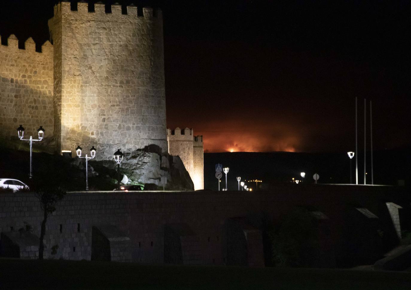 Fotos: Así han pasado la noche en Ávila por el incendio en Navalacruz