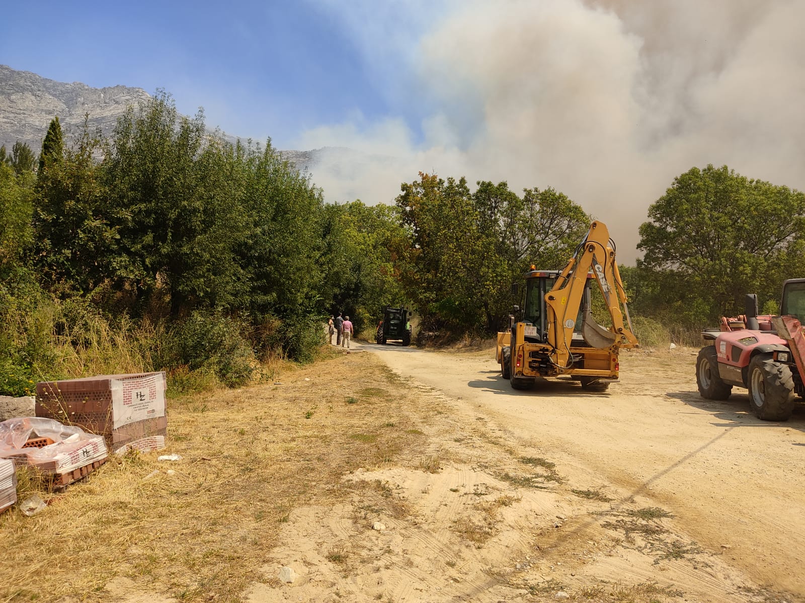 Fotos: Sigue la lucha contra el incendio de Navalacruz