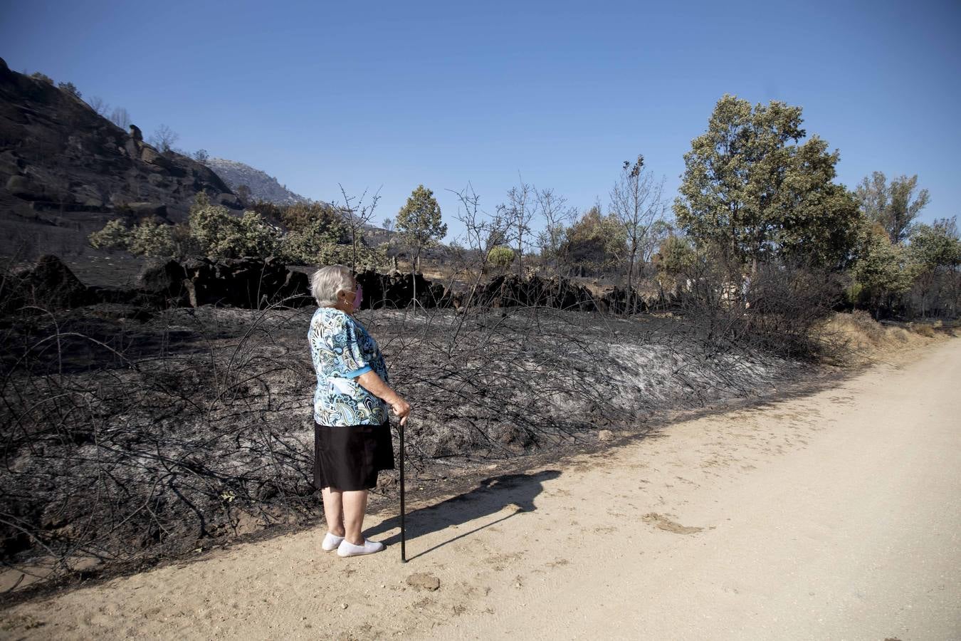 Fotos: Los vecinos desalojados por el incendio de Navalacruz regresan a sus casas