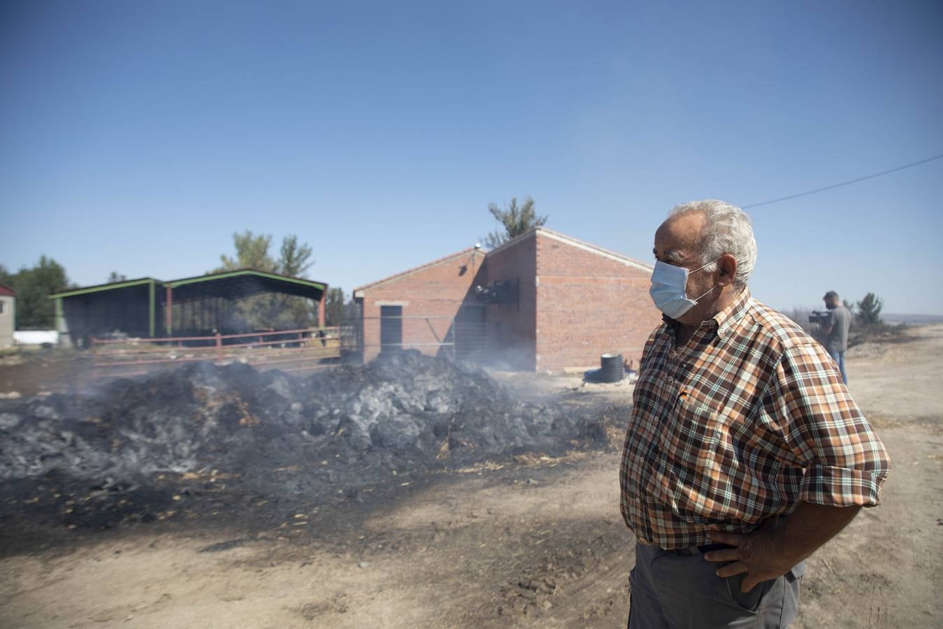 Fotos: Los vecinos desalojados por el incendio de Navalacruz regresan a sus casas