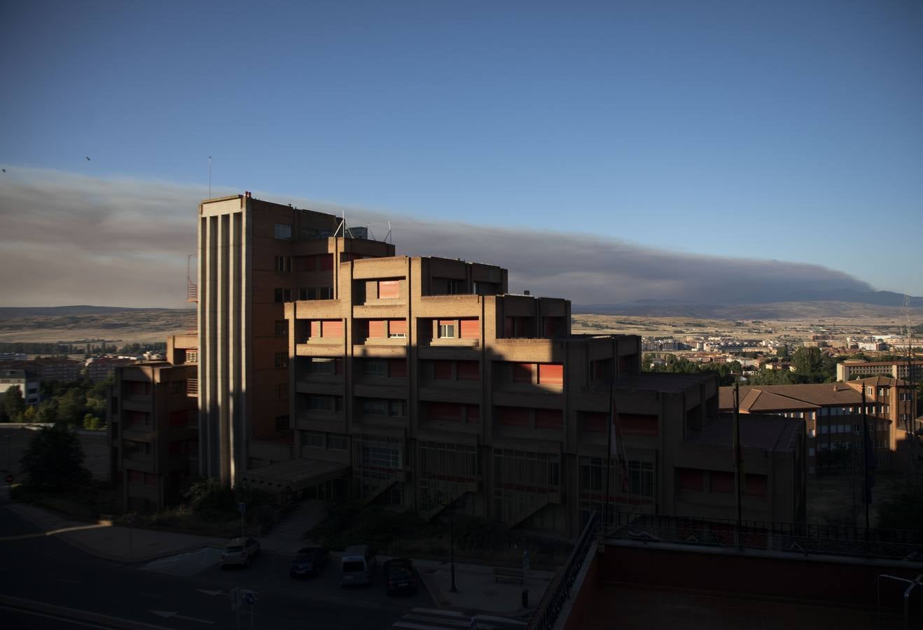 Fotos: Los vecinos desalojados por el incendio de Navalacruz regresan a sus casas