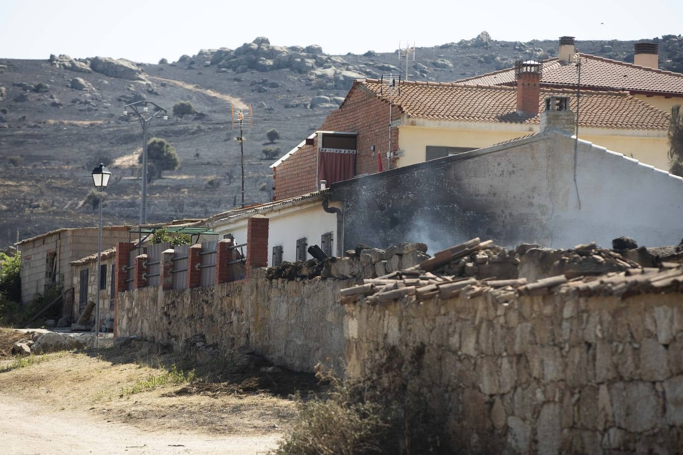 Fotos: Los vecinos desalojados por el incendio de Navalacruz regresan a sus casas