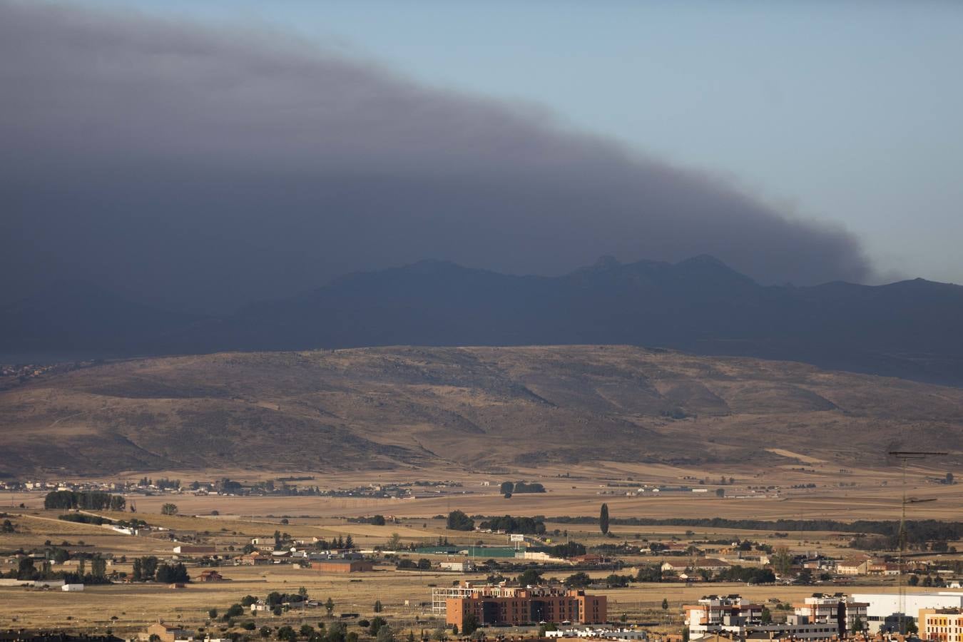 Fotos: Los vecinos desalojados por el incendio de Navalacruz regresan a sus casas