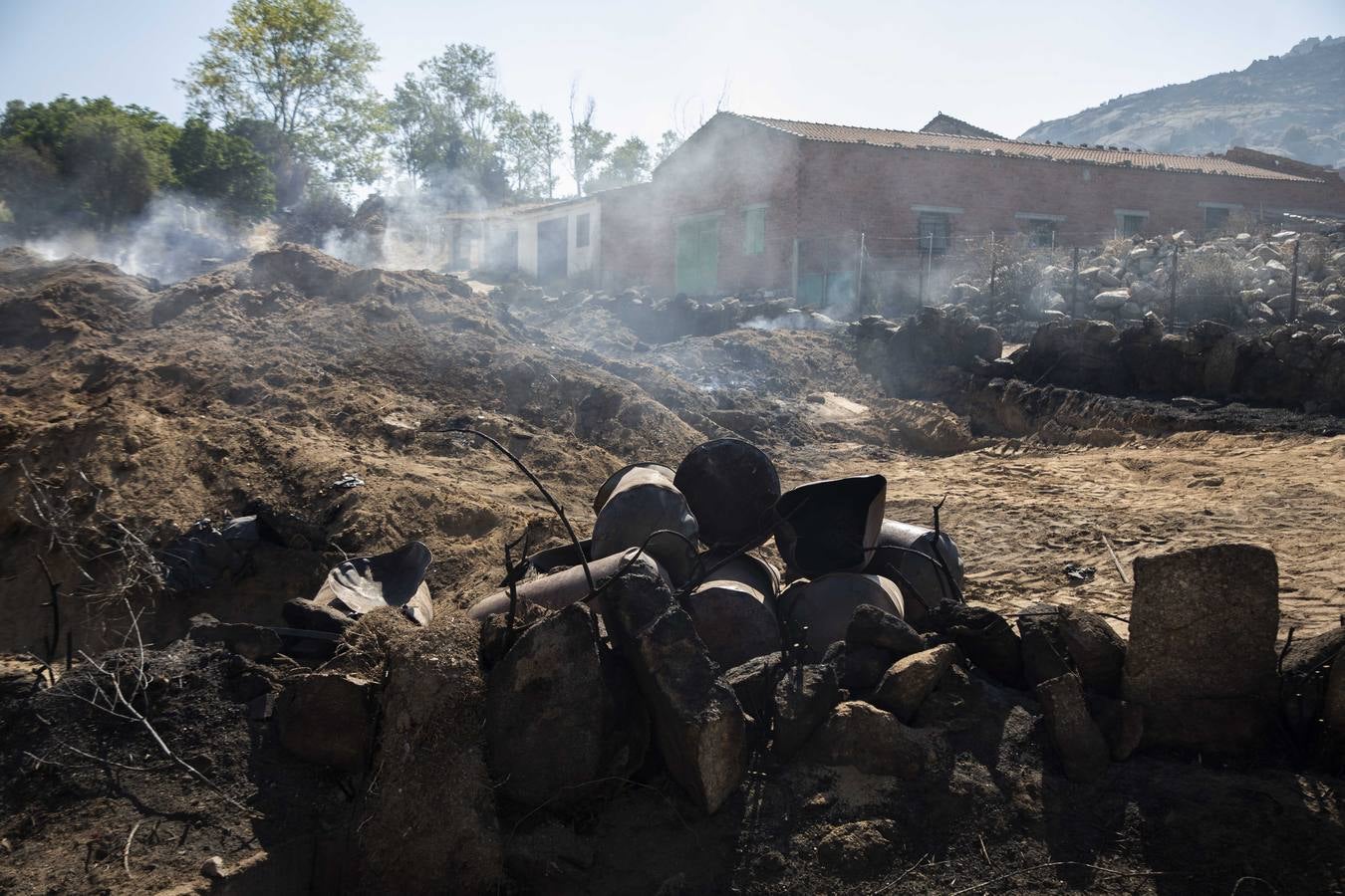 Fotos: Los vecinos desalojados por el incendio de Navalacruz regresan a sus casas