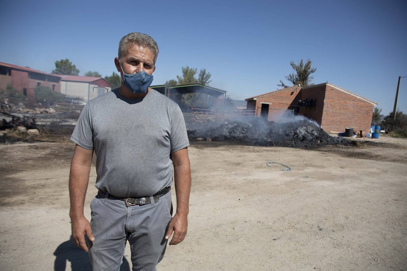 Fotos: Los vecinos desalojados por el incendio de Navalacruz regresan a sus casas