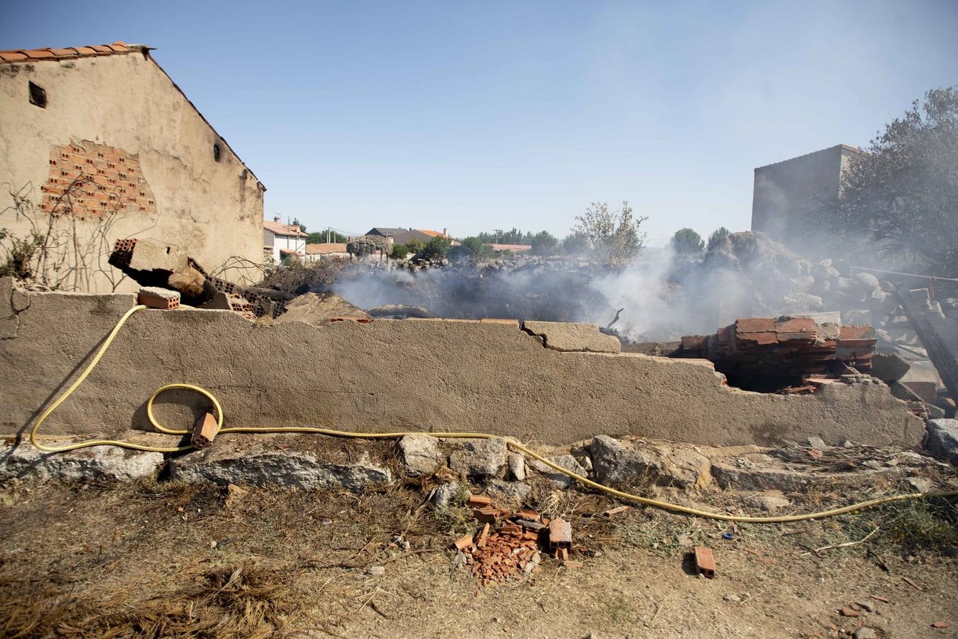 Fotos: Los vecinos desalojados por el incendio de Navalacruz regresan a sus casas