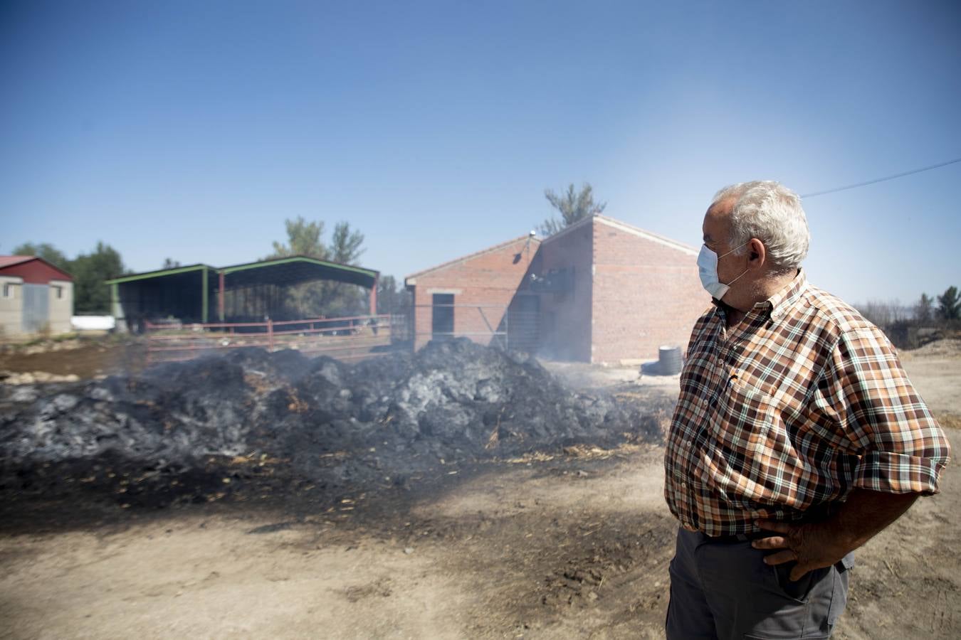 Fotos: Los vecinos desalojados por el incendio de Navalacruz regresan a sus casas