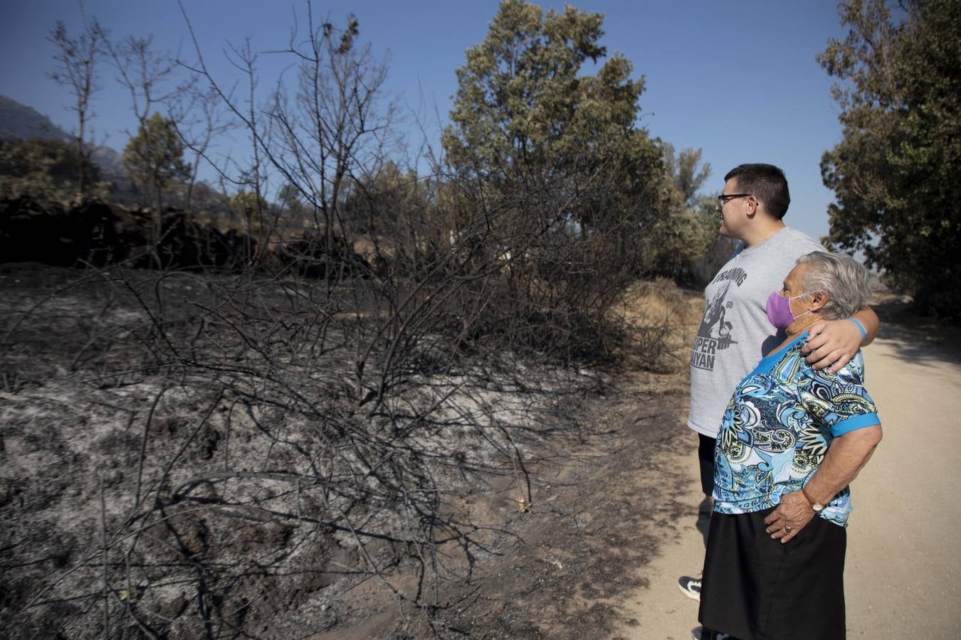 Fotos: Los vecinos desalojados por el incendio de Navalacruz regresan a sus casas