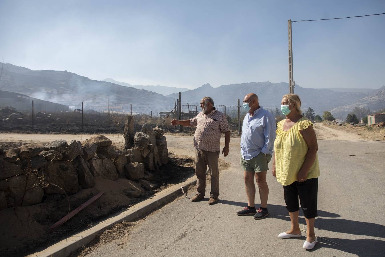 Fotos: Los vecinos desalojados por el incendio de Navalacruz regresan a sus casas