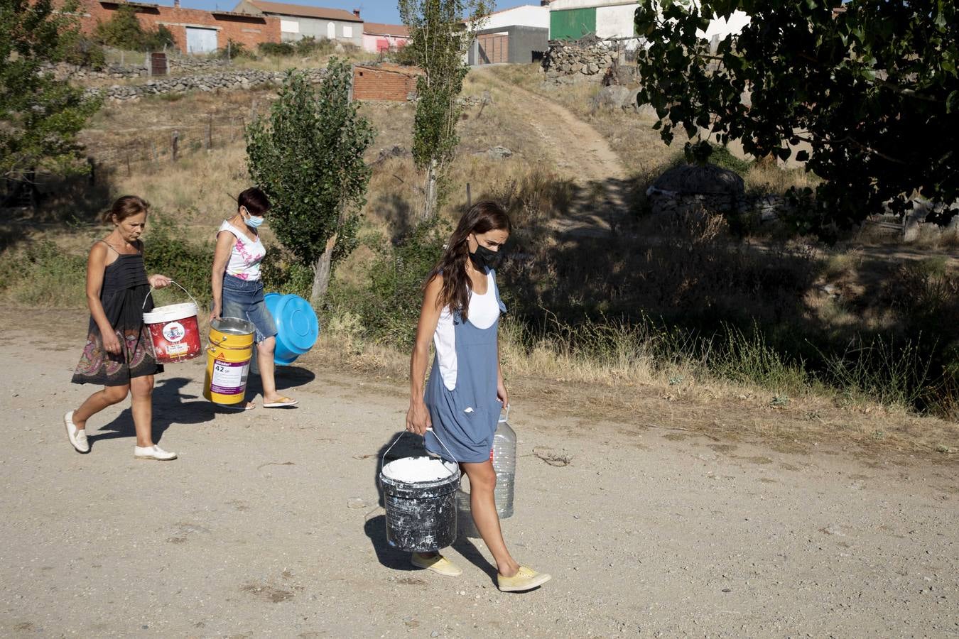 Fotos: Los vecinos desalojados por el incendio de Navalacruz regresan a sus casas