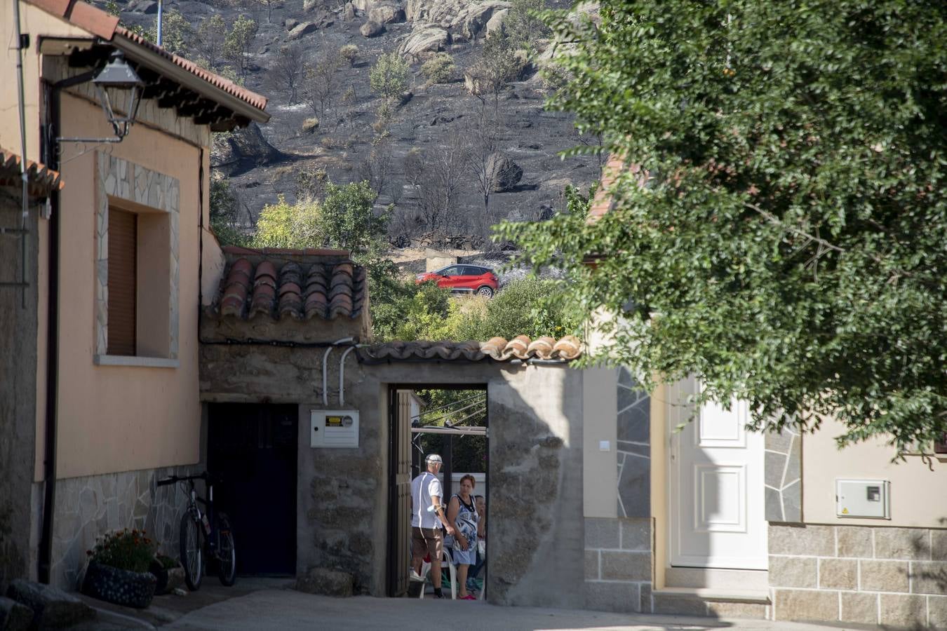 Fotos: Los vecinos desalojados por el incendio de Navalacruz regresan a sus casas