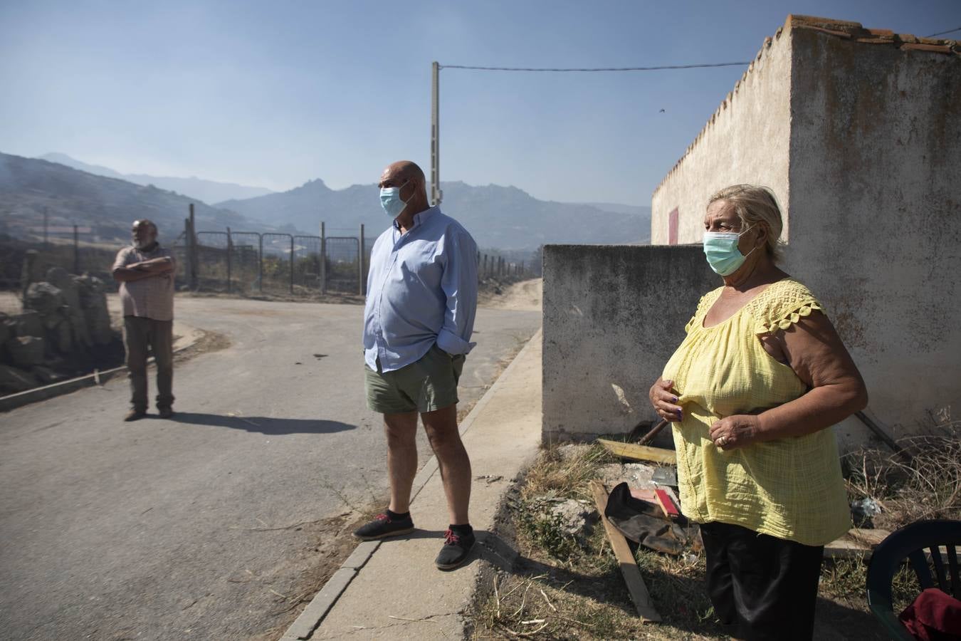 Fotos: Los vecinos desalojados por el incendio de Navalacruz regresan a sus casas