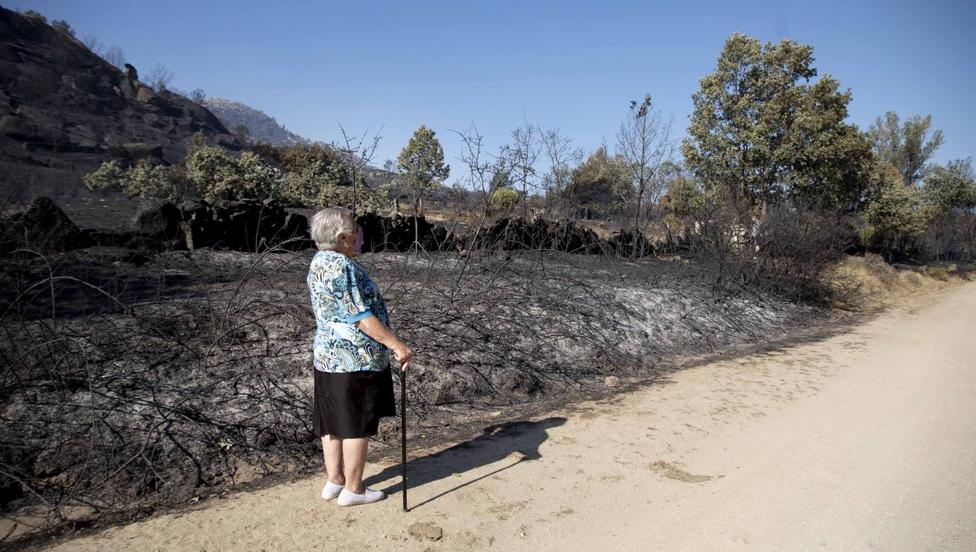 Los vecinos desalojados por el incendio de Navalacruz regresan a sus casas