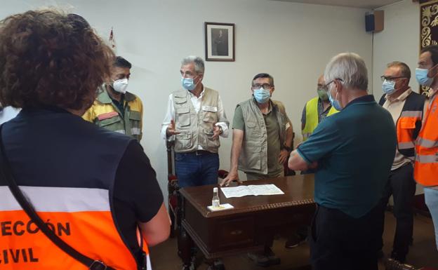 El director general de Patrimonio Natural, el delegado de la Junta y los alcaldes del valle del Alberche, en un encuentro celebrado ayer. 