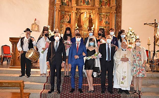 Foto de familia tras el acto religioso en Linares de Riofrío. 