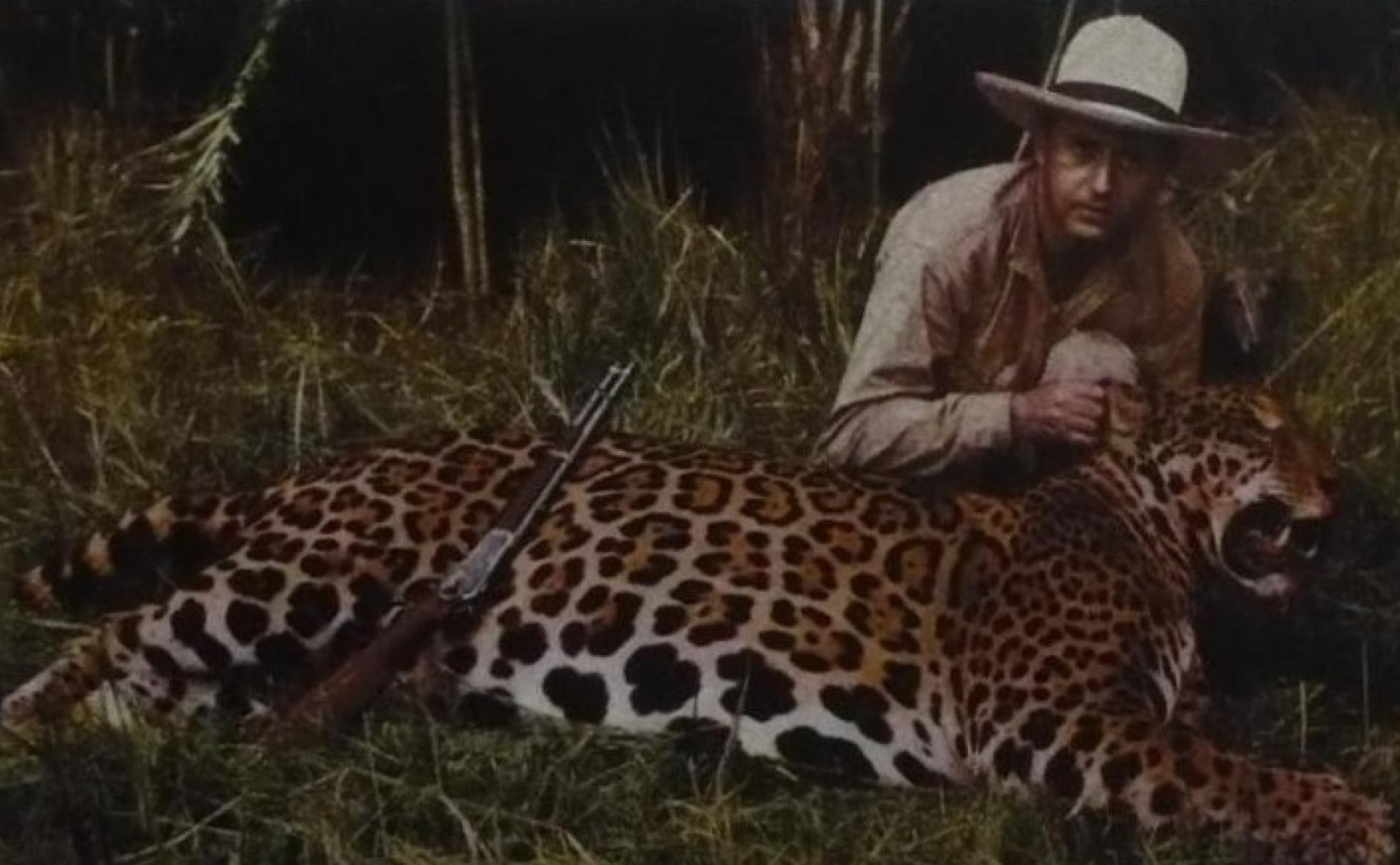 José Lión Depetre posa con un jaguar recién abatido en la portada de su libro 'Mis cacerías en Suramérica'. 