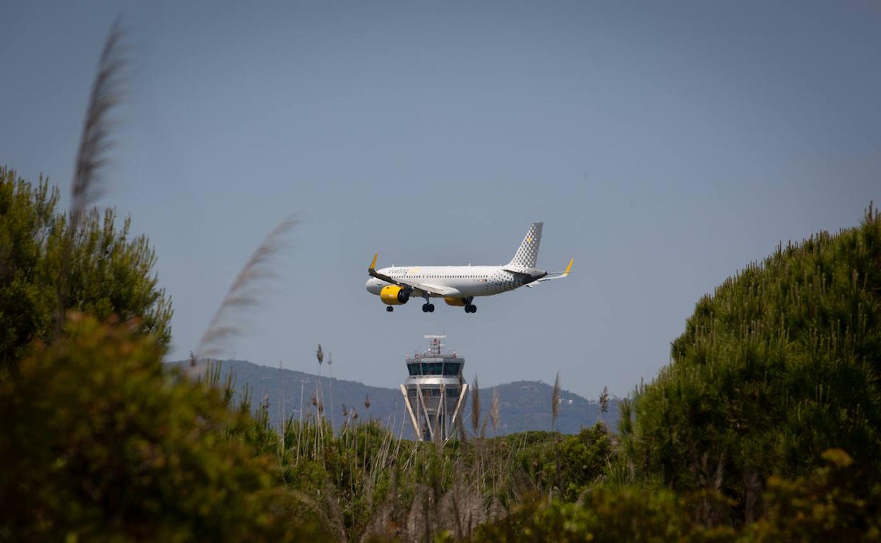 Un avión aterriza en el aeropuerto de El Prat, cerca del espacio protegido natural de La Ricarda.