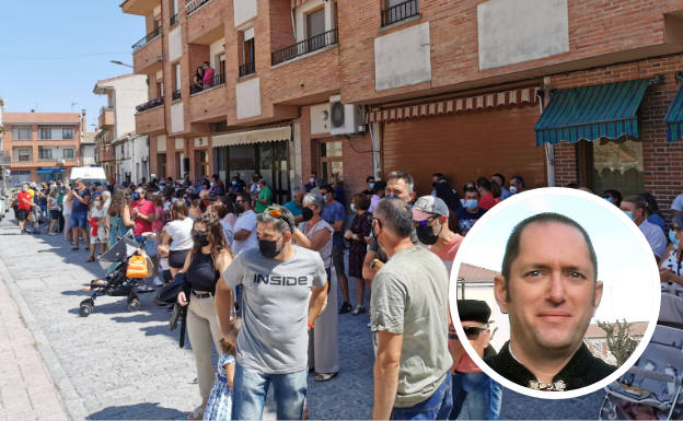 Protesta en Nava de la Asunción el pasado día 8; en pequeño, Antonio Cid García, denunciado por la Guardia Civil.