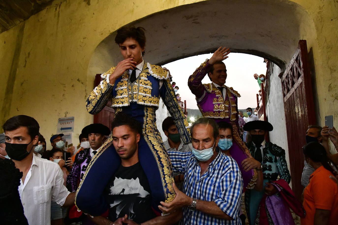 Cortes y Rey salen por la puerta grande de El Espinar.