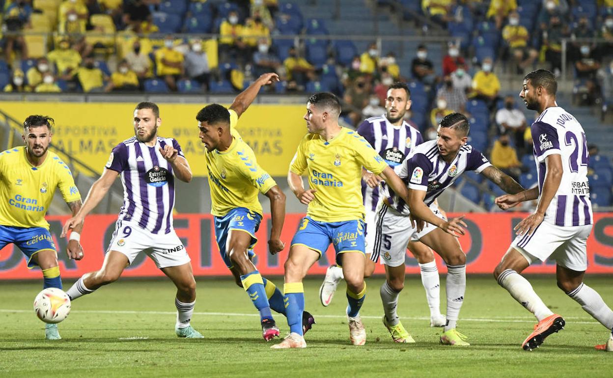 Joaquín, Javi Sánchez y Kiko Olivas siguen una acción de cerca. 