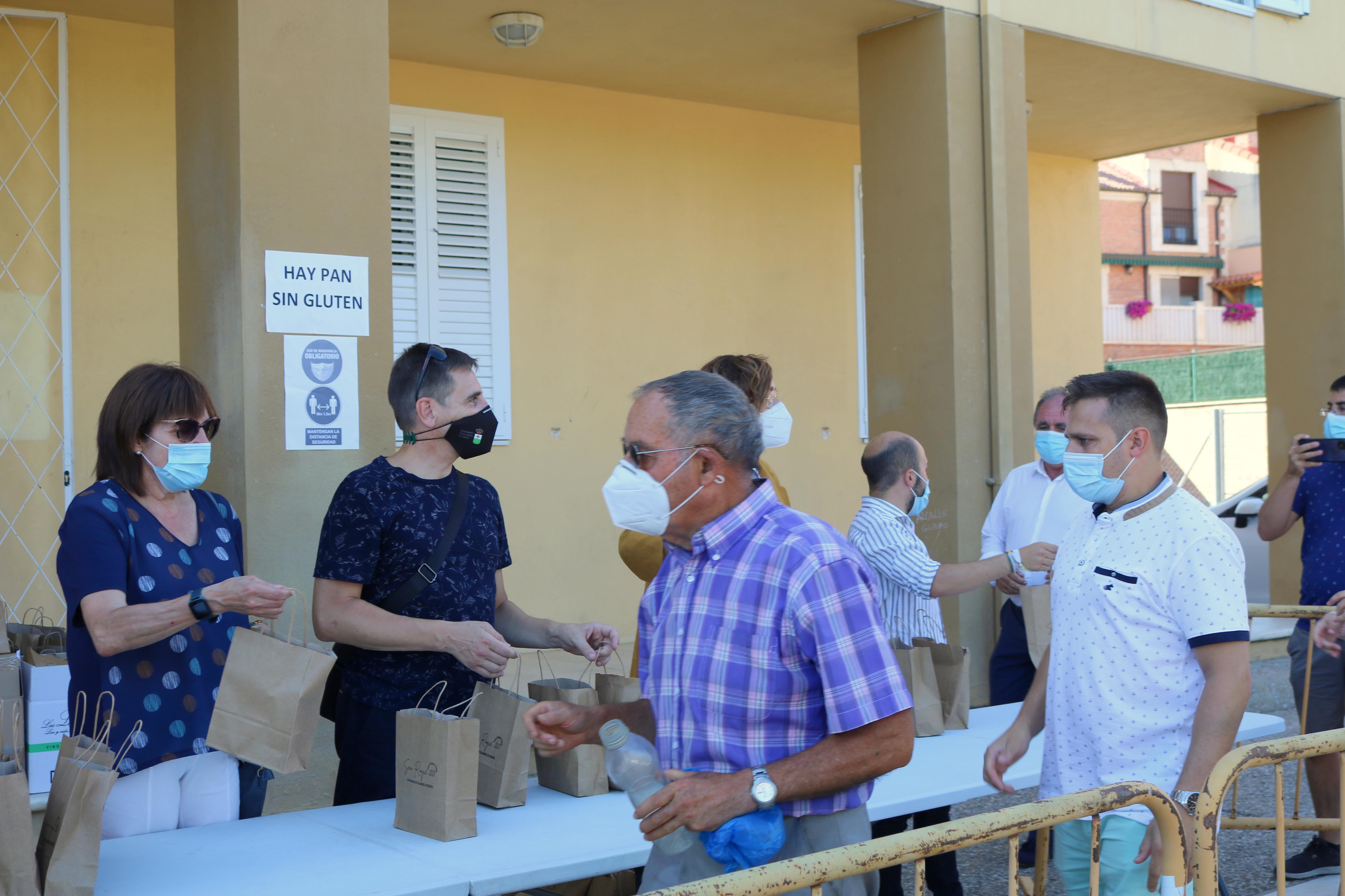 La localidad cerrateña repartió dos mil bolsas de pan, queso y vino