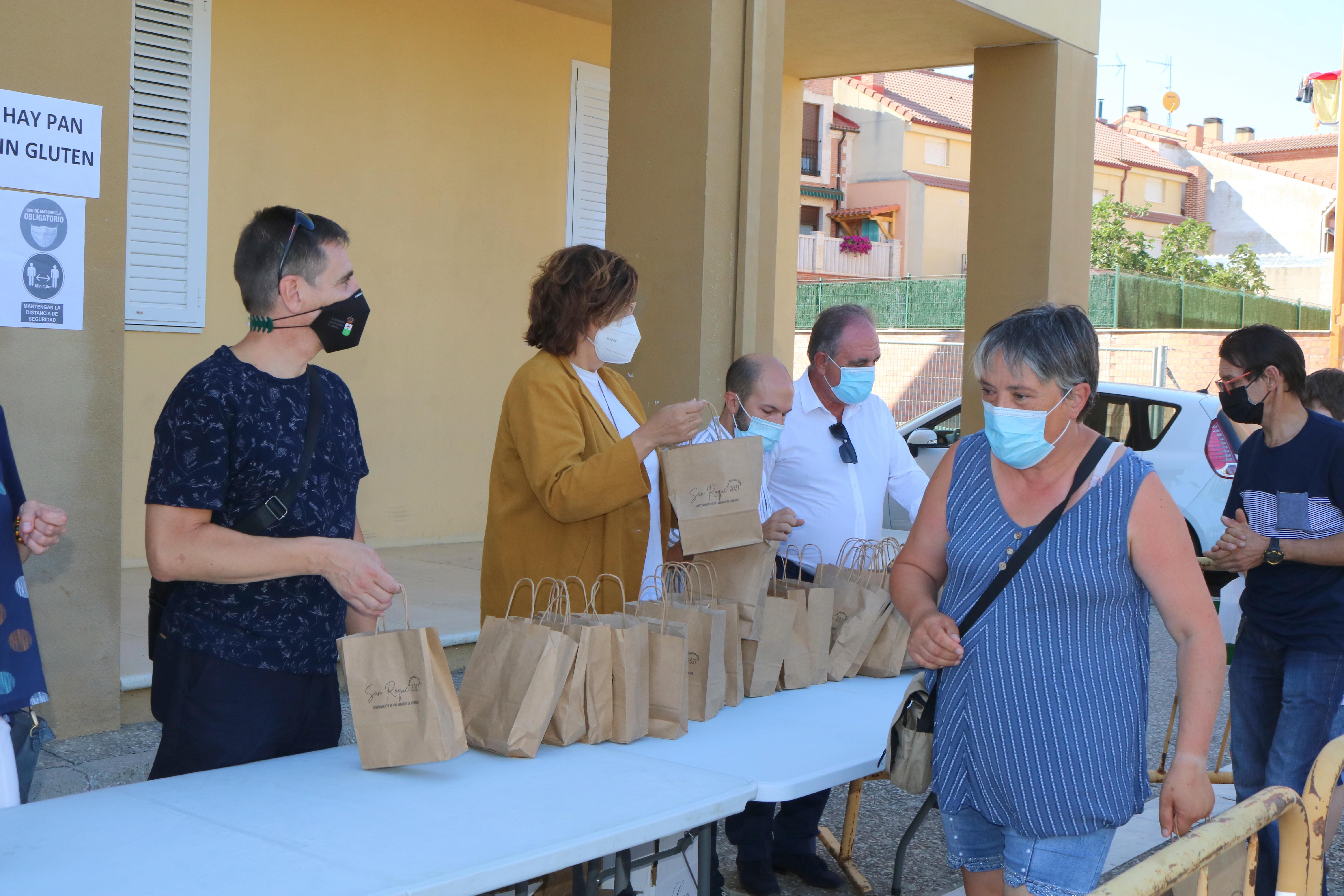 La localidad cerrateña repartió dos mil bolsas de pan, queso y vino