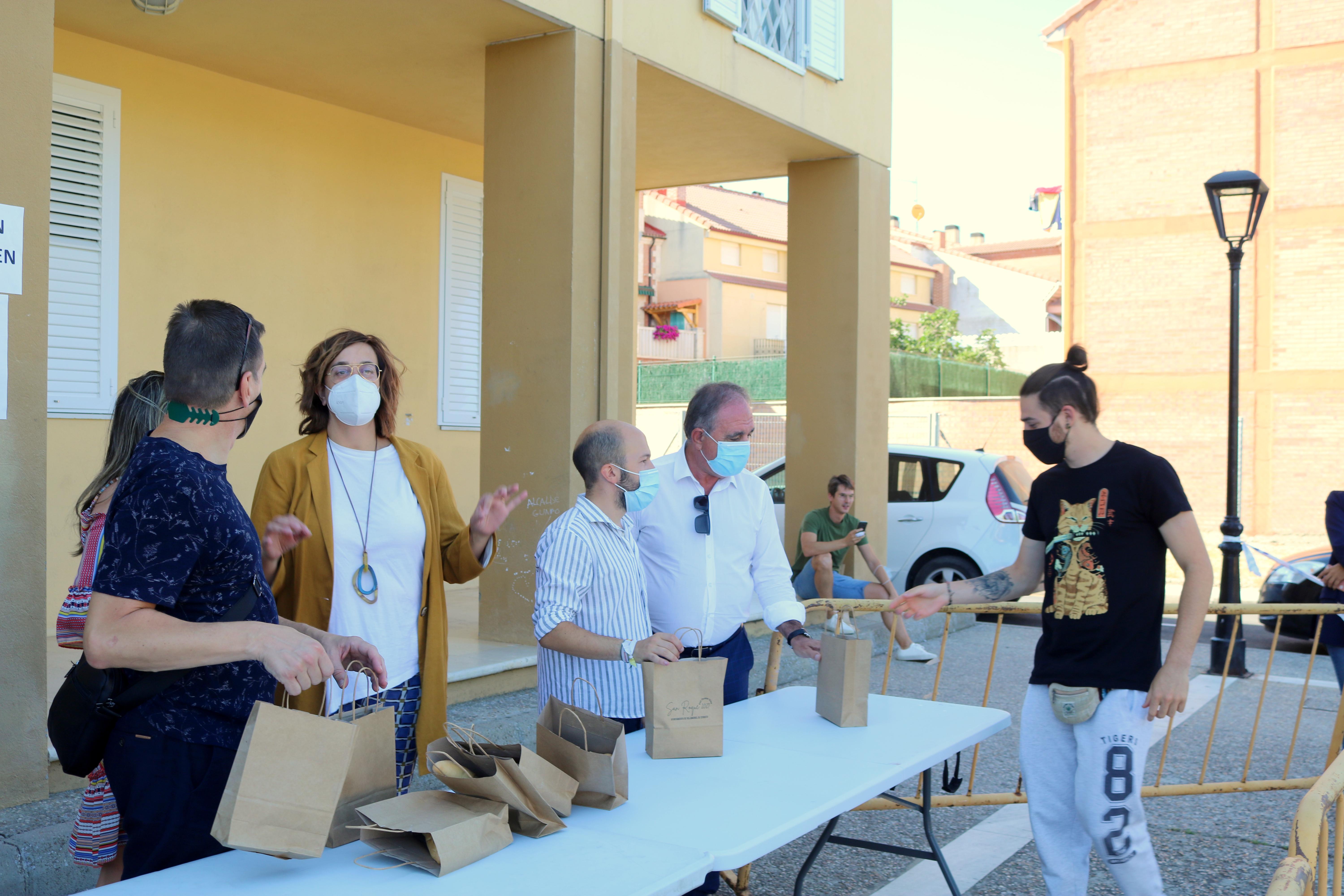 La localidad cerrateña repartió dos mil bolsas de pan, queso y vino