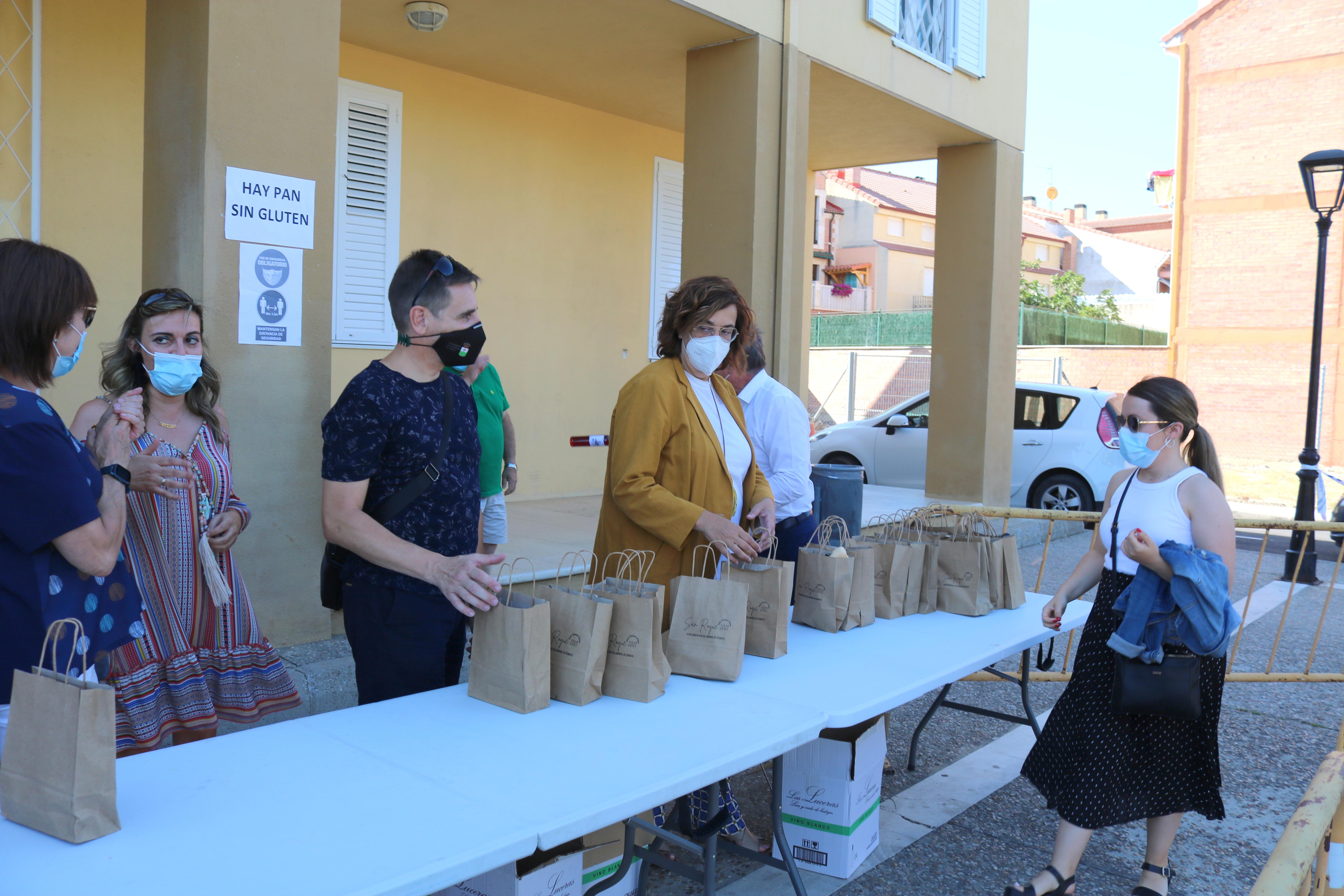 La localidad cerrateña repartió dos mil bolsas de pan, queso y vino