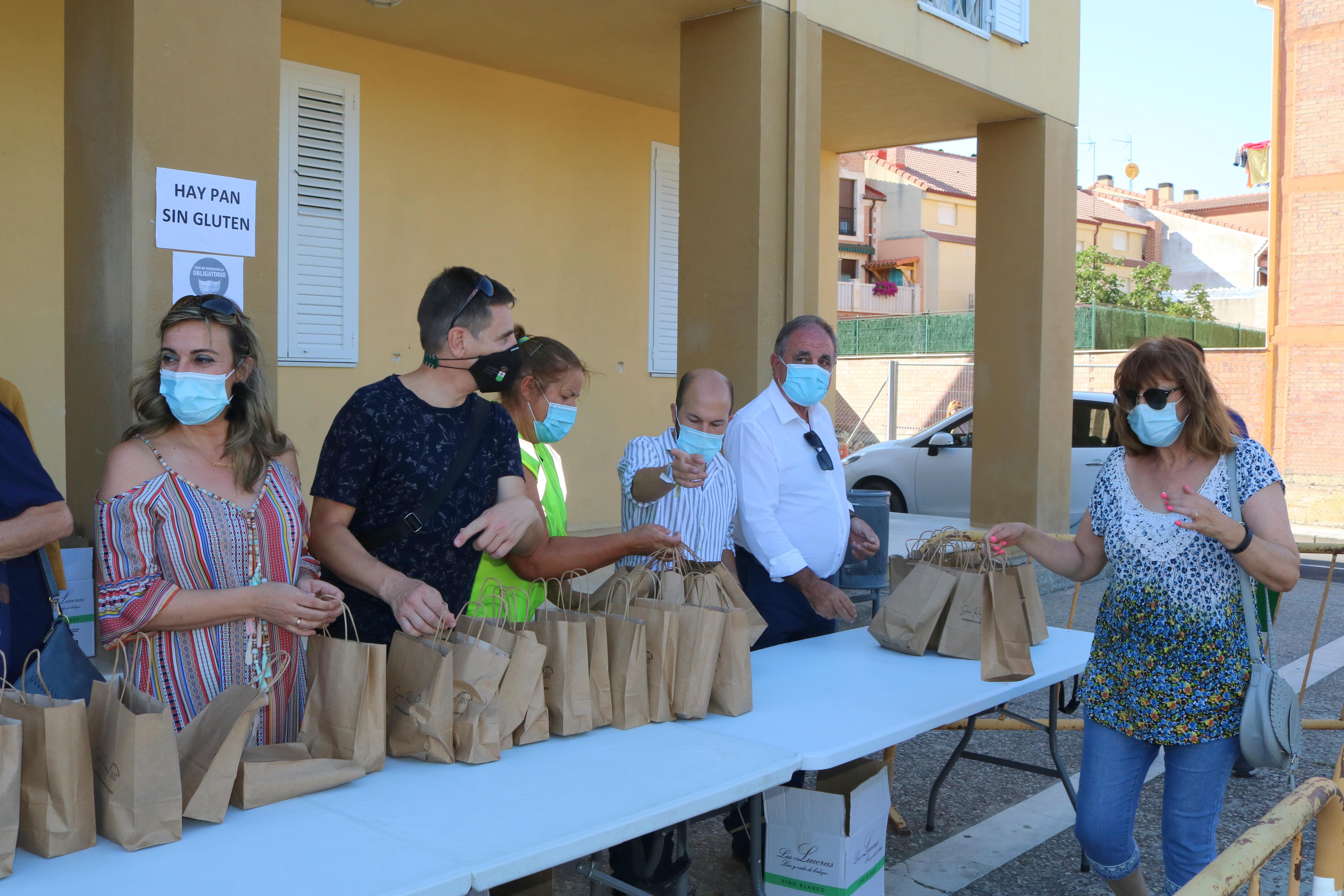 La localidad cerrateña repartió dos mil bolsas de pan, queso y vino