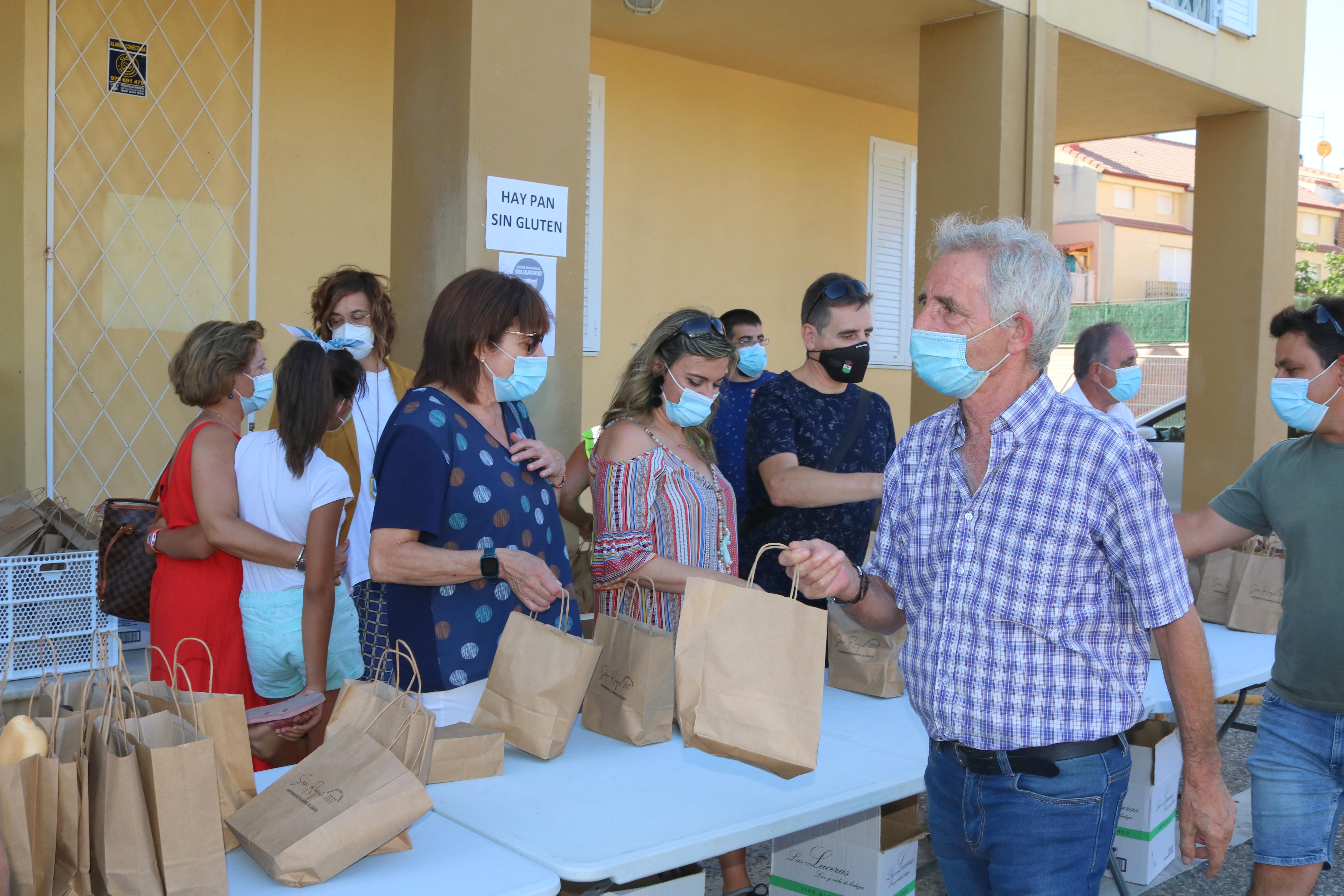 La localidad cerrateña repartió dos mil bolsas de pan, queso y vino