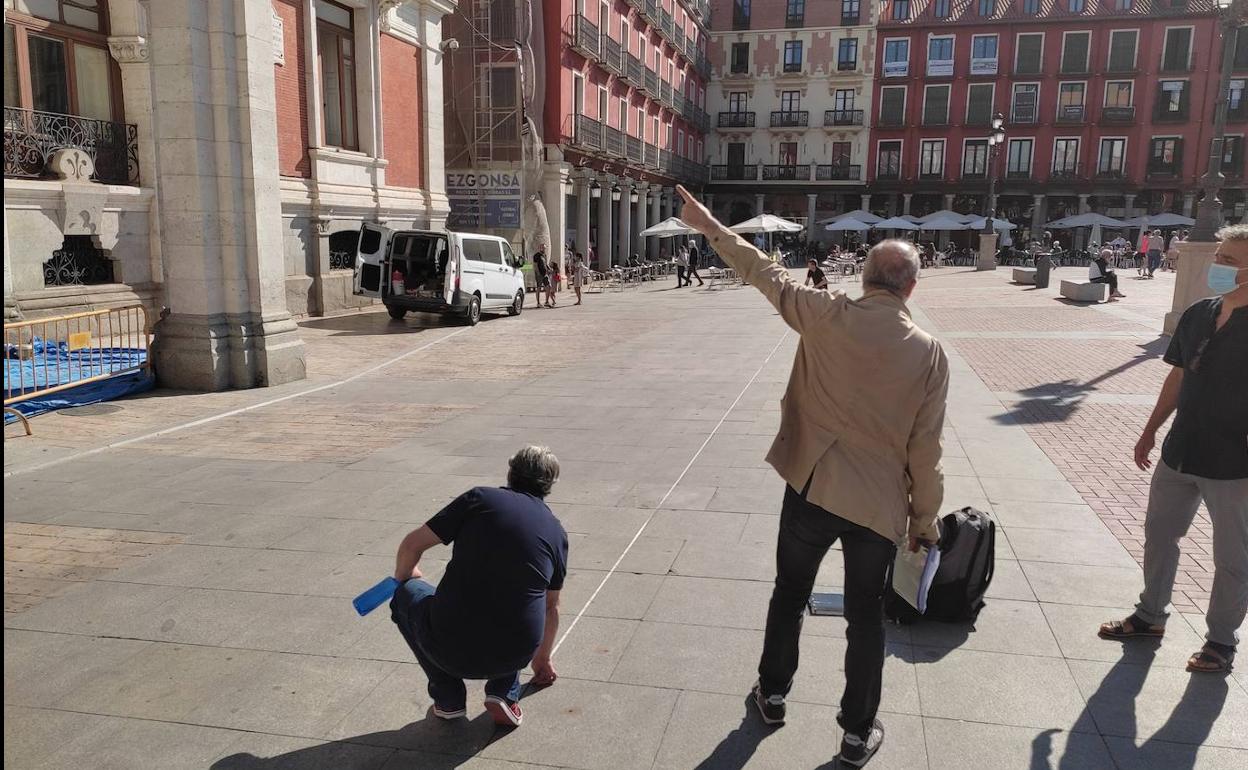 Personal municipal, con Carlos Heredero a la cabeza, toma medidas frente a la fachada del Ayuntamiento para instalar el escenario alternativo. 