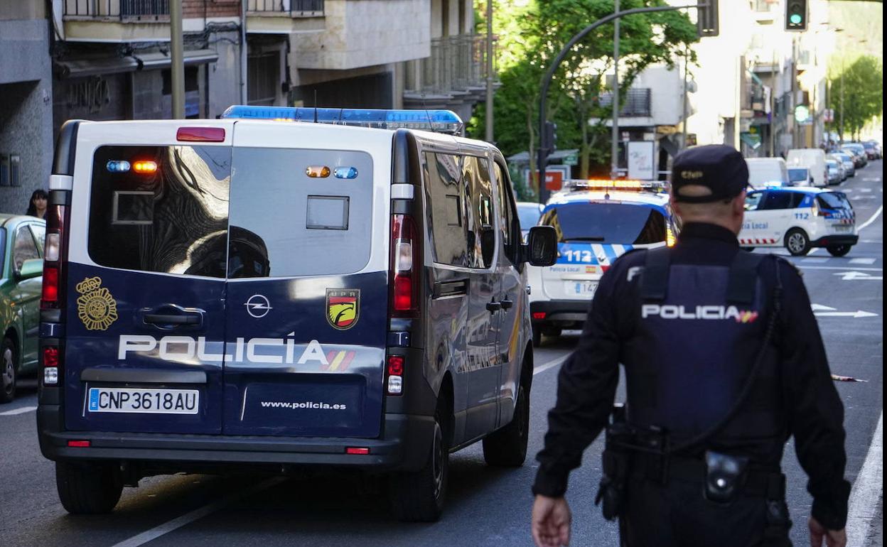Agentes policiales en una calle de Salamanca.
