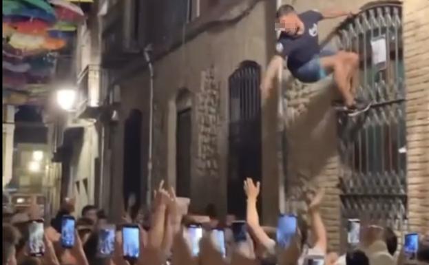 Decenas de jóvenes se reúnen en las calles de Peñafiel durante las 'nofiestas'.