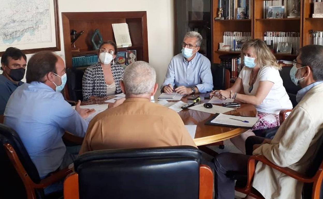 La directora general de Desarrollo Rural, María González, y el delegado territorial de la Junta en Ávila, José Francisco Hernández, se reúnen con los responsables provinciales de las organizaciones profesionales agrarias.