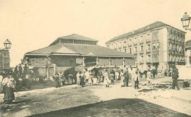 El mercado del Campillo, en la plaza de España, en una foto de la época. 