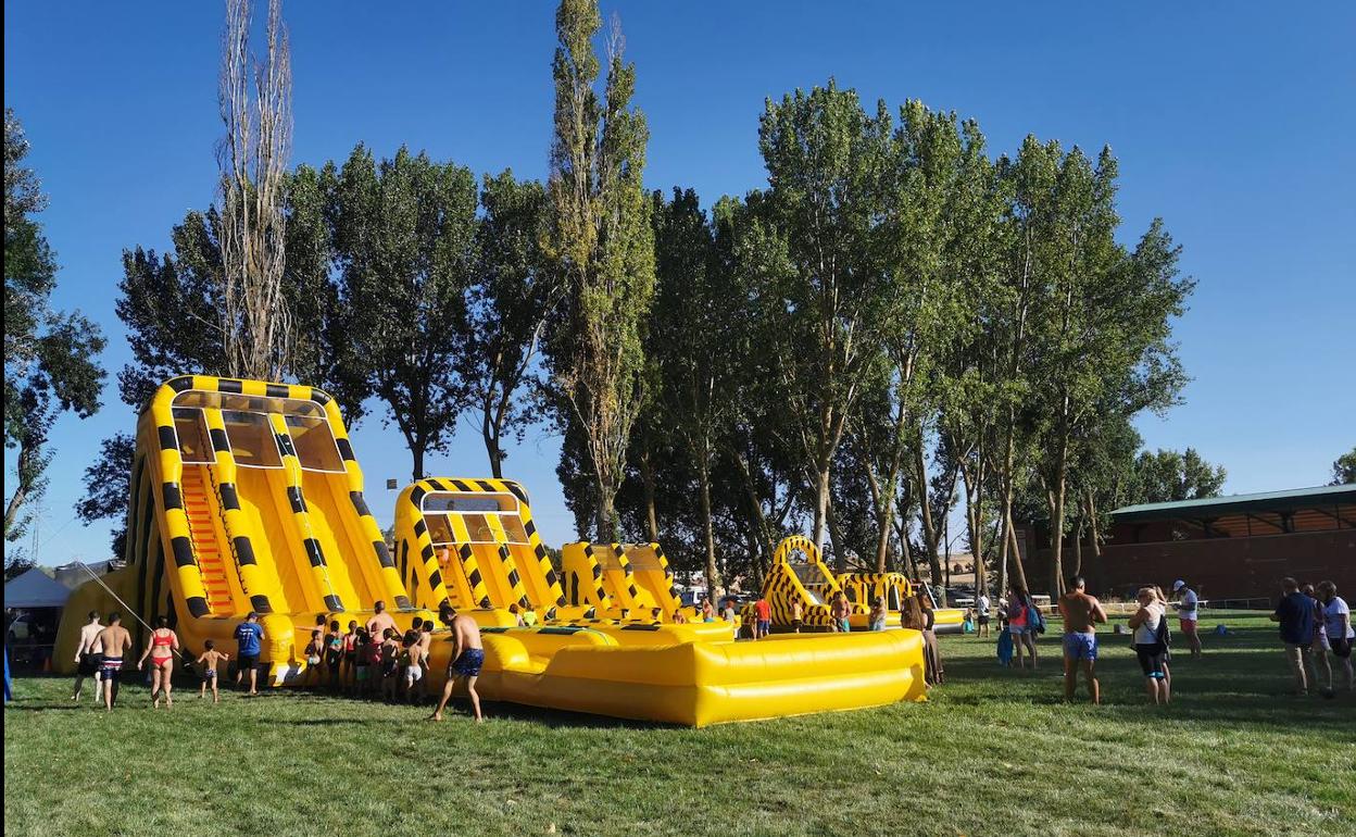 Los vecinos disfrutan de los hinchables acuáticos en Torrelobatón.