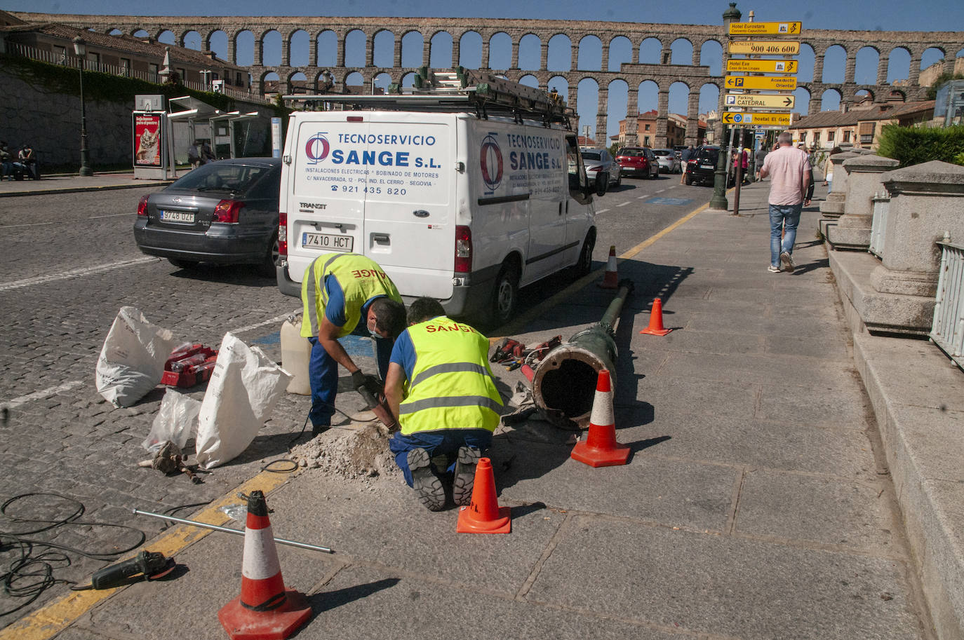 Operarios trabajan en la reparación de la farola derribaba en Vía Roma.