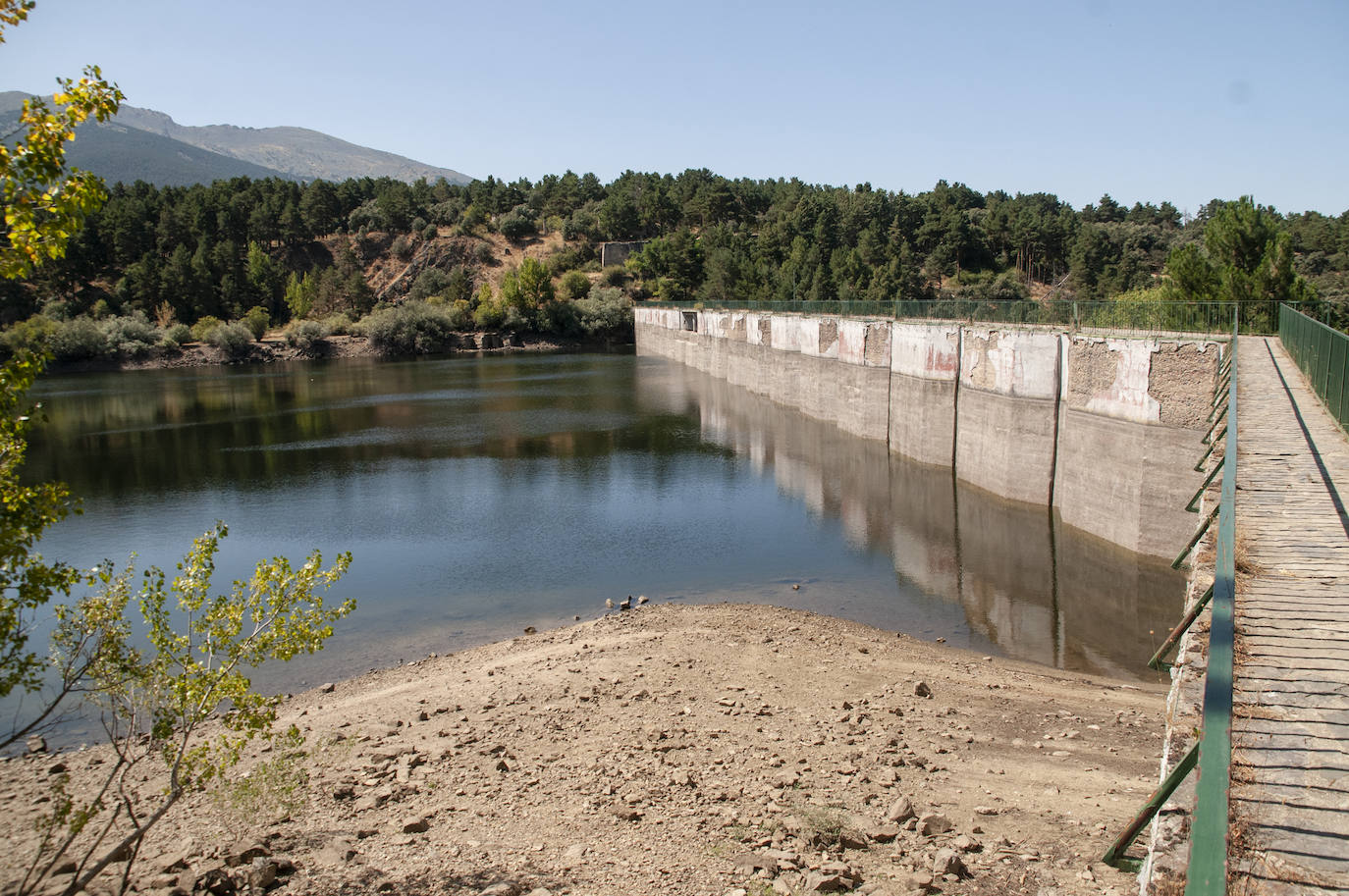 Aspecto que presenta el pantano de Revenga en la zona de la presa. 