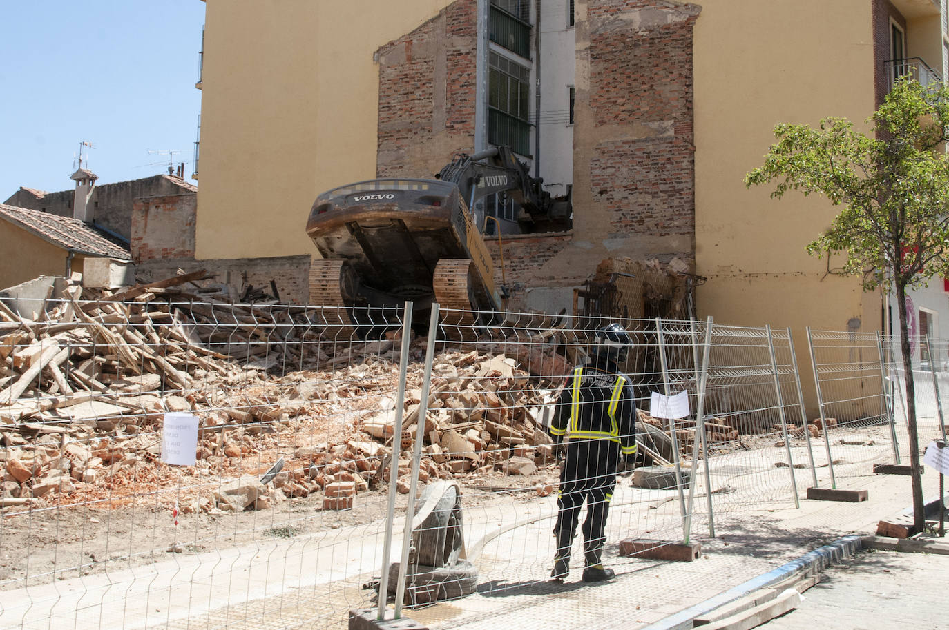 Fotos: Una excavadora en plena demolición se empotra contra un edificio en Segovia