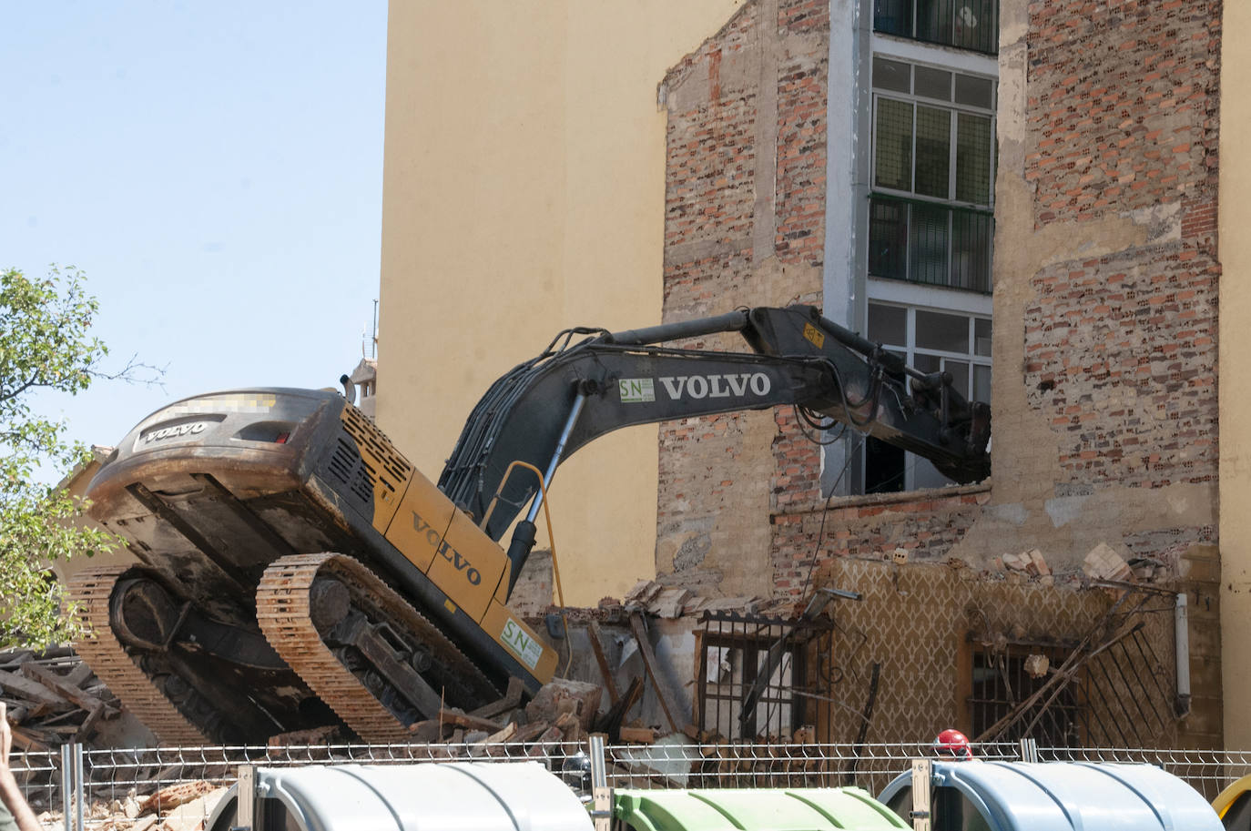 Fotos: Una excavadora en plena demolición se empotra contra un edificio en Segovia