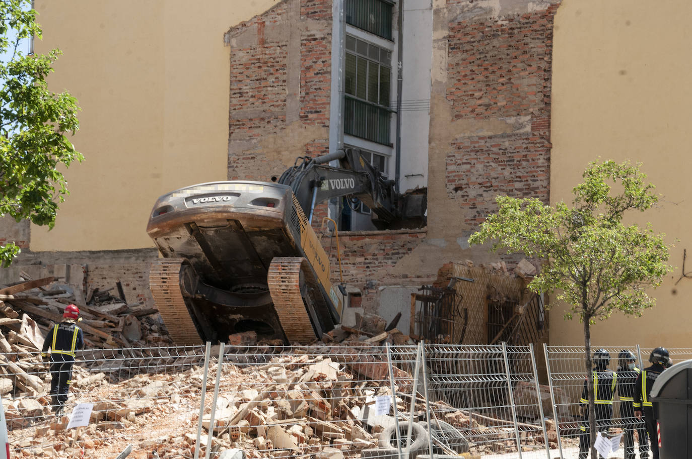 Fotos: Una excavadora en plena demolición se empotra contra un edificio en Segovia