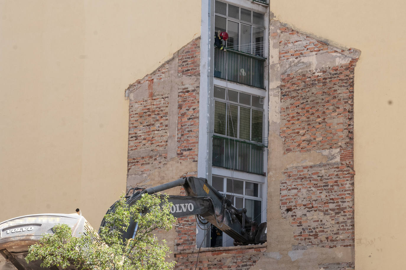 Fotos: Una excavadora en plena demolición se empotra contra un edificio en Segovia