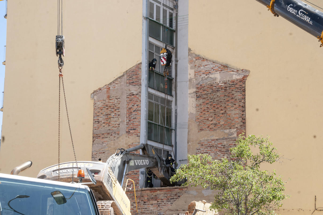 Fotos: Una excavadora en plena demolición se empotra contra un edificio en Segovia