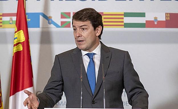 Mañueco afirma que el 70% de la población está ya vacunada y pide más dosis