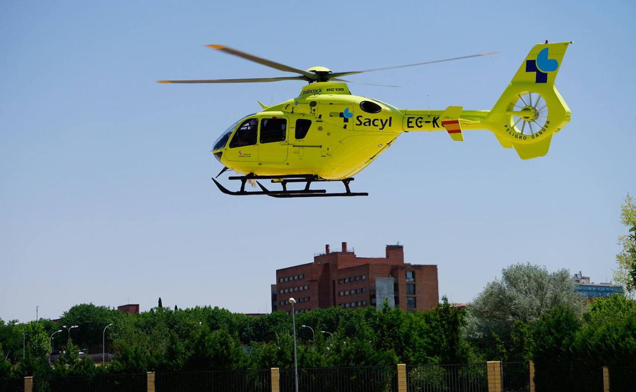 Evacuado en helicóptero tras sufrir una fractura en una zona de difícil acceso en Candelario