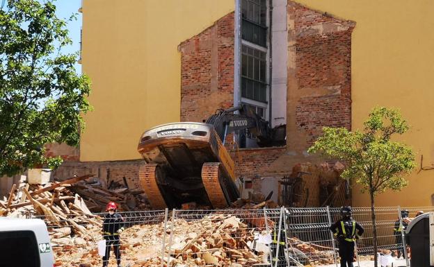 La máquina, incrustada en el edificio anejo. 