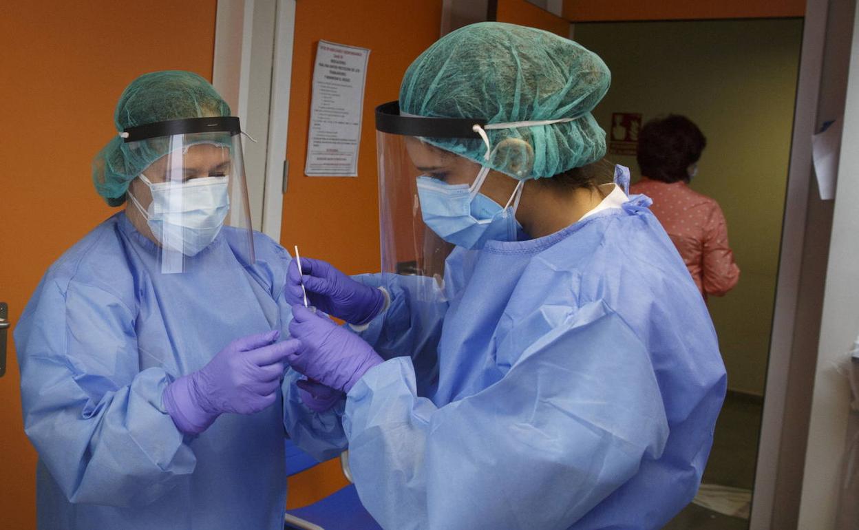 El equipo de enfermeras del Centro de Salud de Huerta del Rey realizan pruebas PCR de covid-19. 