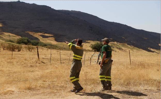 Suárez-Quiñones cierra filas con el operativo de extinción y rechaza que se minimizara el fuego de Navalacruz