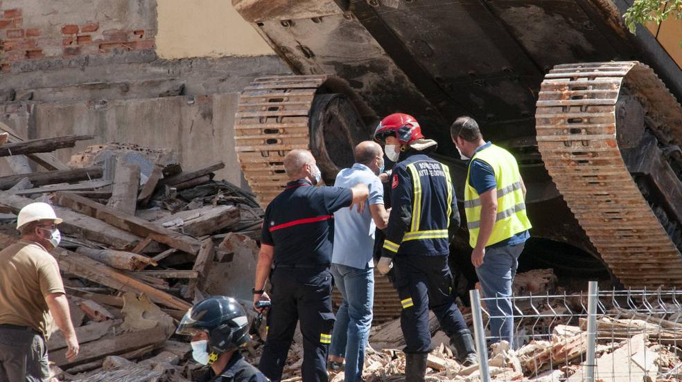 Una excavadora en plena demolición se empotra contra un edificio en Segovia